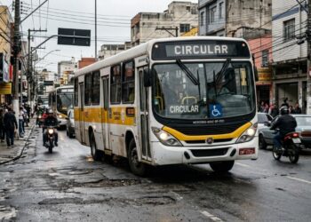 Com 12 metros, motor dianteiro e capacidade para mais de 80 passageiros, o ônibus que virou “tanque urbano” das capitais brasileiras