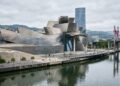 Com 24 mil m² e 33 mil placas de titânio, o museu de Frank Gehry em Bilbao surge como a obra-prima da arquitetura desconstrutivista mundial