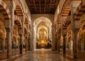 Com 856 colunas e 23 mil metros quadrados, a Mesquita-Catedral de Córdoba é o maior símbolo do encontro entre a arte islâmica e cristã