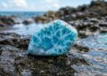 Esqueça as pedras azuis comuns, pois esta gema encontrada apenas na República Dominicana brilha como o mar caribenho, sendo uma raridade de origem vulcânica