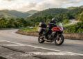 A máquina de três cilindros com agilidade de moto urbana e conforto de estradeira por um preço competitivo