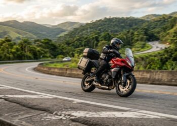 A máquina de três cilindros com agilidade de moto urbana e conforto de estradeira por um preço competitivo