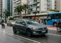 Custa menos de R$ 60 mil, faz 16 km/l na cidade e usa motor turbo de carro europeu e este compacto da Volkswagen está deixando o mercado em polvorosa