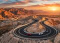Com 7 km de subida e 60 curvas fechadas, a estrada nos Emirados Árabes escala 1.200 metros de altura em pleno deserto