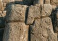 Fortaleza inca com muralhas de pedras de até 128 toneladas e encaixes milimétricos revela como uma civilização andina ergueu blocos gigantes sem ferro nem rodas