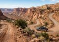 A rodovia percorre 107 km ligando asfalto e terra; cruzando o Capitol Reef, o caminho é um dos trajetos mais cênicos do deserto