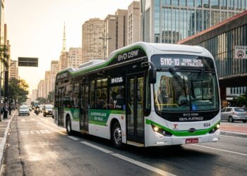 O ônibus elétrico que roda em silêncio e promete cortar diesel, fumaça e barulho nas grandes cidades