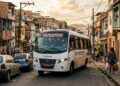 O micro-ônibus que entra onde ônibus grande não passa e virou solução para bairros estreitos e transporte fretado
