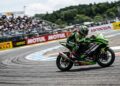 A pequena esportiva de 250cc que "grita" como um carro de Fórmula 1 a 17 mil giros e desafia as gigantes das pistas
