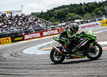 A pequena esportiva de 250cc que "grita" como um carro de Fórmula 1 a 17 mil giros e desafia as gigantes das pistas
