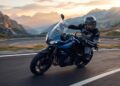 Três cilindros, 660cc e manutenção que cabe no bolso de quem já se cansou de pagar revisão de moto grande e a inglesa que está convertendo donos de 1000cc pelo Brasil afora
