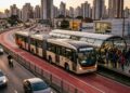 O ônibus articulado de quase 23 metros que transporta multidões e funciona como metrô sobre pneus