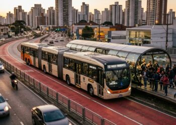 O ônibus articulado de quase 23 metros que transporta multidões e funciona como metrô sobre pneus