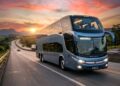 O ônibus de dois andares que virou hotel sobre rodas com poltrona leito, bagageiro gigante e motor de estrada