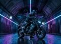 Motor de 890cc com unidade inercial de seis eixos, visual de robô japonês e pilotagem que intimida até quem veio de litro e a naked da Yamaha que redefiniu o que uma moto urbana pode entregar
