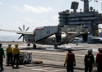 Capaz de transportar 4,5 toneladas de carga em porta-aviões, esta aeronave virou o elo vital que abastece a frota naval dos EUA