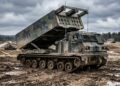 O colossal sistema de artilharia americano montado sobre lagartas transformou as doutrinas de combate ao introduzir a capacidade de lançar mísseis táticos guiados por precisão e foguetes de longo alcance que podem varrer um alvo blindado do mapa operando sob condições climáticas adversas em qualquer terreno do campo de batalha