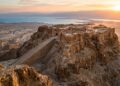 Localizada no deserto com muralhas de 1.400 metros de extensão, a fortaleza de Masada protegeu o último reduto rebelde contra Roma