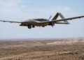 O silencioso drone de combate turco Bayraktar TB2 consegue permanecer 27 horas voando ininterruptamente enquanto utiliza munições guiadas a laser para destruir comboios blindados avaliados em milhões de dólares