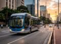 O ônibus elétrico que roda em silêncio e promete cortar diesel, fumaça e barulho nas grandes cidades