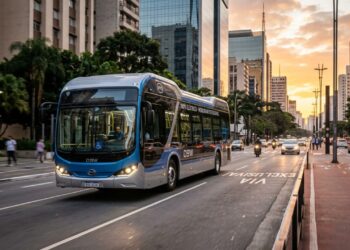 O ônibus elétrico que roda em silêncio e promete cortar diesel, fumaça e barulho nas grandes cidades