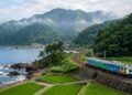 O Japão tem um trem que atravessa a maior floresta de faias virgens da Ásia com shows ao vivo e marmitas de frutos do mar servidas dentro dos vagões