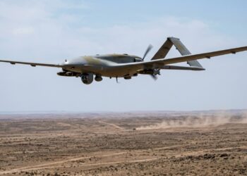 O silencioso drone de combate turco Bayraktar TB2 consegue permanecer 27 horas voando ininterruptamente enquanto utiliza munições guiadas a laser para destruir comboios blindados avaliados em milhões de dólares