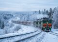 O trem russo que cruza 9.289 quilômetros em 6 dias atravessando 8 fusos horários e temperaturas de menos 40 graus sem parar uma vez sequer