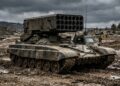 O monstruoso blindado russo de 46 toneladas utiliza um chassi de tanque pesado modificado para transportar um sistema de lançamento de foguetes termobáricos que cria uma onda de calor e pressão tão extrema que consegue destruir abrigos subterrâneos fortificados e derreter equipamentos pesados em questão de frações de segundo