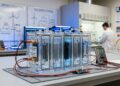 A Universidade RMIT criou uma bateria feita de água que não pega fogo e pode substituir o lítio em celulares e carros elétricos
