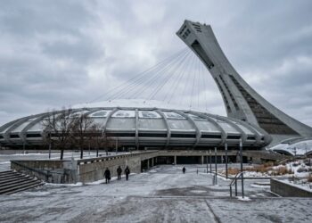 Projetada com 165 metros de altura na torre inclinada, a arena olímpica canadense é um marco audacioso de concreto no horizonte
