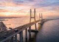 A histórica ponte suspensa de 1.560 metros que atravessa o estreito do mar e realiza o milagre diário de unir a Europa e a Ásia
