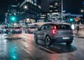Elétrico compacto da Volvo acelera como esportivo e mostra que carro pequeno também pode intimidar modelos de luxo