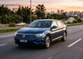 Com motor 1.4 turbo de 150 cavalos, o sedan Jetta 250 TSI combina eficiência alemã e performance em um traçado esportivo