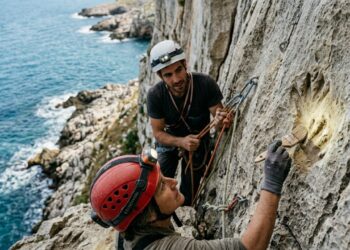 Alpinistas encontram acidentalmente na Itália um conjunto inacreditável de evidências de um pisoteio de tartarugas marinhas de 80 milhões de anos em um paredão rochoso com vista para o mar Adriático