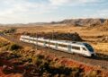 O trem regional que atravessa o único deserto da Europa tem janelas panorâmicas e custa muito menos do que alugar um carro na Espanha