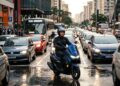 Scooter automática com tecnologia de cidade grande transforma o trânsito pesado em argumento para trocar a moto comum