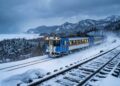 Um trem expresso atravessa o norte gelado do Japão em temperaturas abaixo de zero e ainda para em estações que dão acesso a prisões históricas e fontes termais