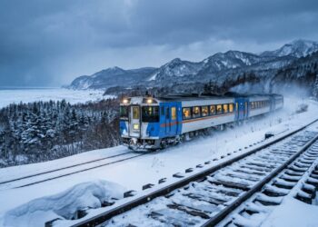 Um trem expresso atravessa o norte gelado do Japão em temperaturas abaixo de zero e ainda para em estações que dão acesso a prisões históricas e fontes termais