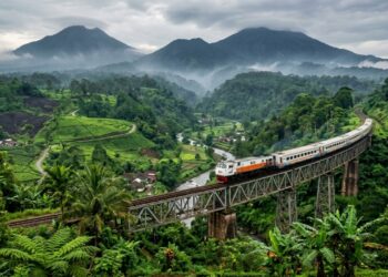 O trem indonésio que serpenteia entre vulcões ativos e viadutos históricos ligando Bandung a Jacarta pela rota mais dramática da Ásia