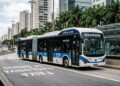 Com autonomia de 300 km por carga, silêncio de salão e custo operacional 60% menor que o diesel, o elétrico da BYD está aposentando os ônibus barulhentos das capitais brasileiras