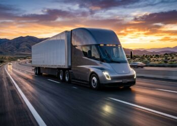 O caminhão elétrico Tesla Semi de classe 8 acelera de 0 a 96 km/h em 20 segundos carregando 36 toneladas e promete economia colossal em combustível