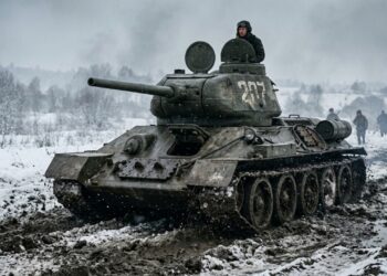 A blindagem inclinada do T-34 fazia os projéteis deslizarem para longe do aço e esse truque de geometria ainda é regra básica em todos os tanques modernos