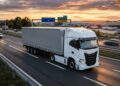 Movido a gás natural liquefeito o Iveco S-Way GNL roda 1600 km com um único tanque e emite 95% menos material particulado que os equivalentes a diesel