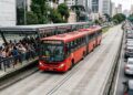 Trinta metros de comprimento, capacidade para 250 passageiros e chassi projetado no Brasil e o biarticulado que substituiu três ônibus convencionais de uma vez e aliviou o trânsito de Curitiba