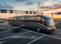 O exótico ônibus elétrico de luxo com portas asas de gaivota que atinge 250 km/h nas rodovias europeias