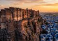 Erguido a 122 metros acima da cidade de Jodhpur, o forte indiano possui muralhas de 36 metros de altura que desafiam qualquer invasor