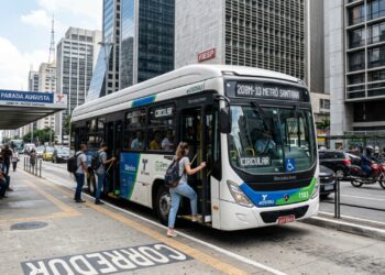 Chassi elétrico com capacidade de 525 quilowatts hora suporta operação de 18 horas ininterruptas e transporta 80 passageiros com emissão zero de poluentes na cidade