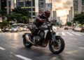 A nova naked de 1000cc que traz o motor de uma campeã das pistas para dominar as avenidas brasileiras com estilo agressivo