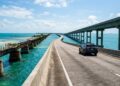 A interminável ponte de 10,9 km sobre as águas azuis da Flórida que é tão incrivelmente extensa que parece flutuar rumo ao infinito